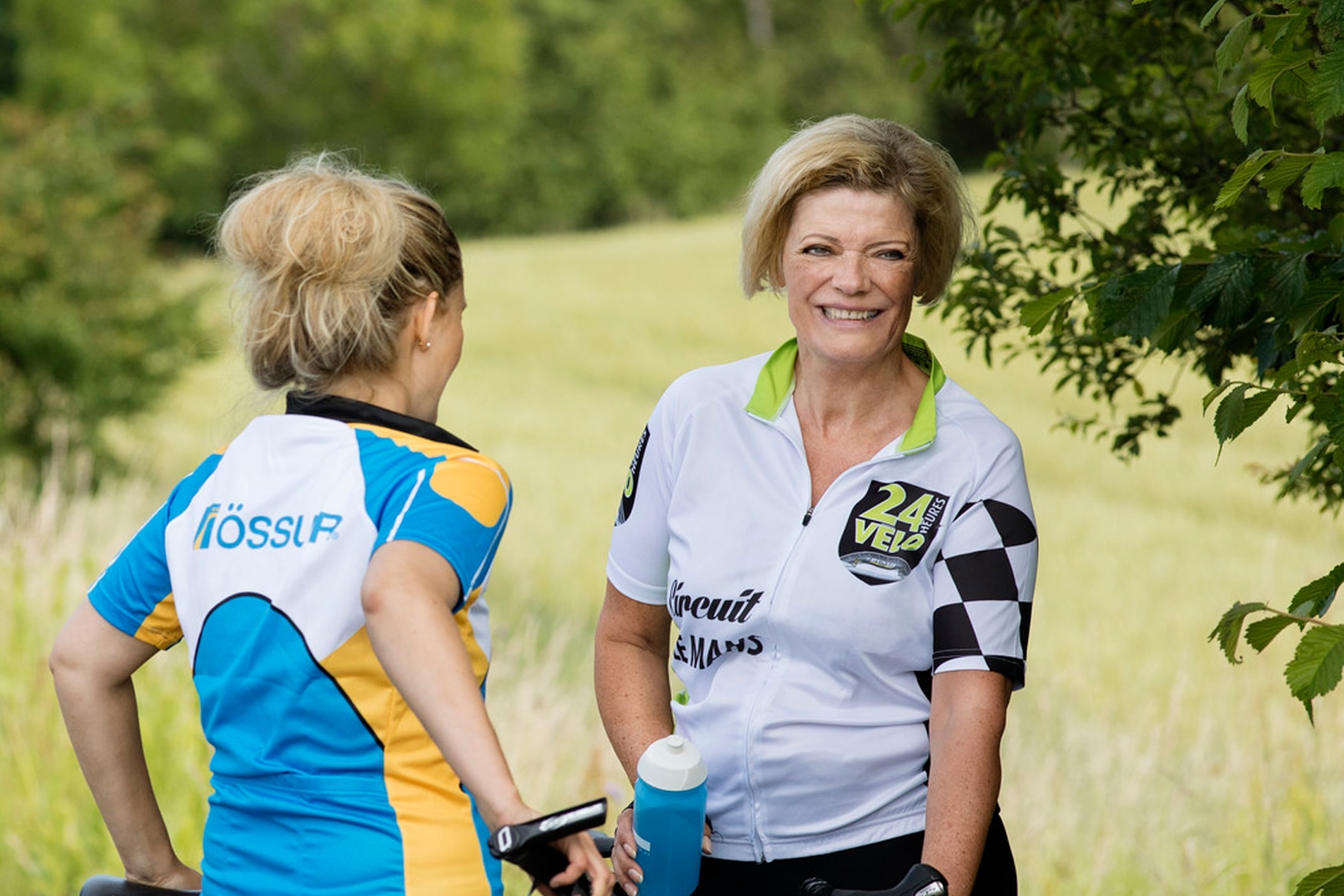 SenSura Mio user Margit and her friend are taking a break from their bike tour to drink some water. 